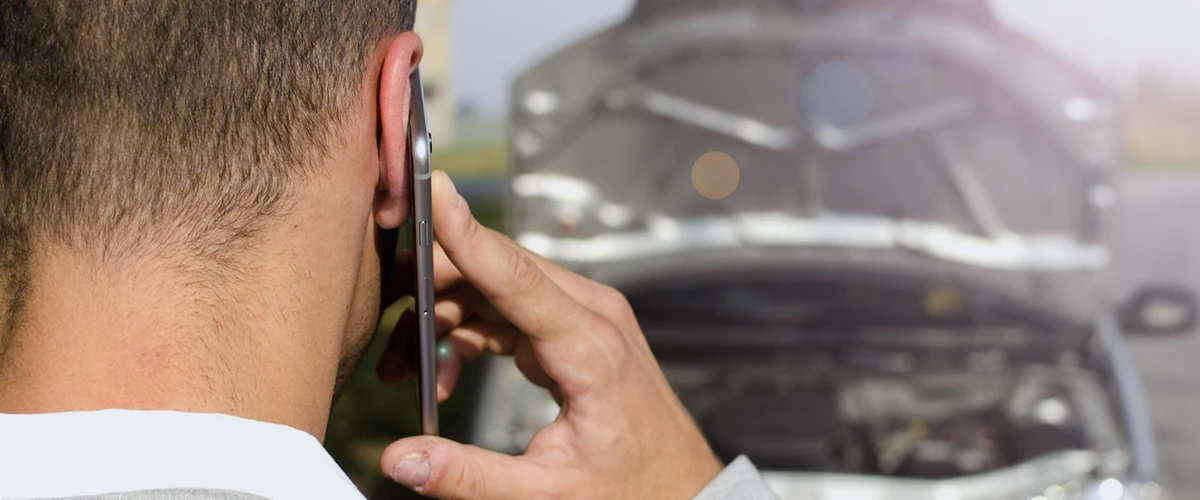 Appel d’assistance près d’un véhicule immobilisé