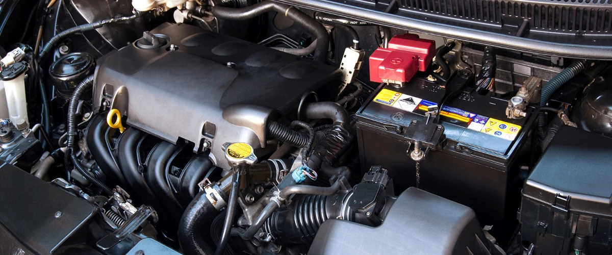 Compartiment moteur et batterie automobile