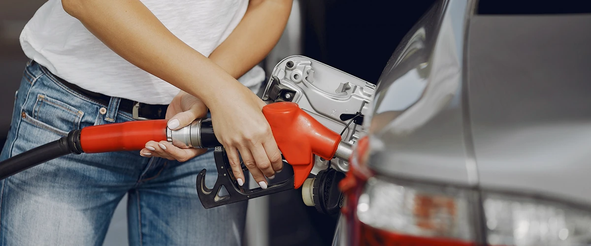 Ravitaillement d’une voiture à une station-service